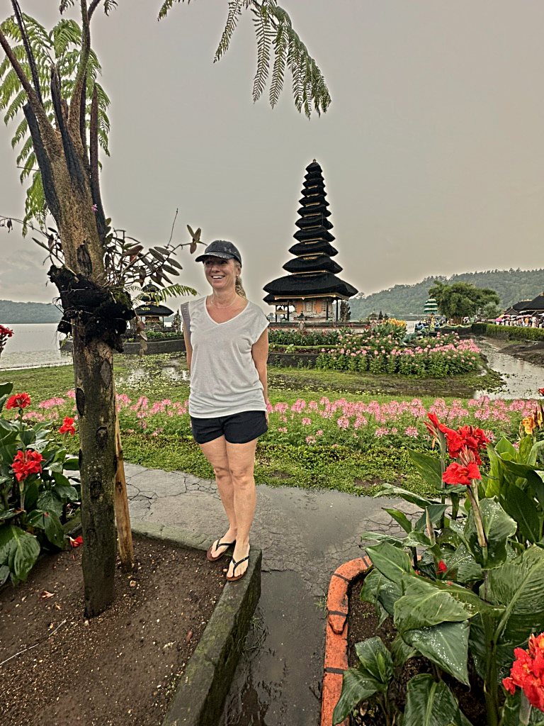 Jana na Bali u chrámu Ulun Danu
